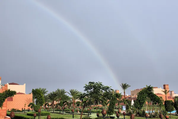 Akassia Swiss Resort: Gartenanlage mit Regenbogen (Foto: Chris Barnes, CC BY 2.0)