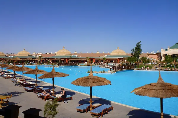 Pickalbatros Jungle Aqua Park Resort – Neverland Hurghada: Poolanlage des Jungle Aqua Park Resort (Foto: Jacek Lesniowski, CC BY-SA 3.0)