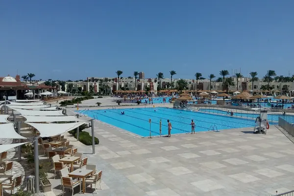 SUNRISE Royal Makadi Resort: Poolanlage (Foto: ديفيد عادل وهبة خليل (David Adel Wahba Khalil), CC0 1.0)