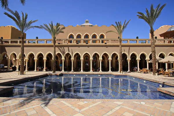 The Grand Makadi: Innenhof mit Pool (Foto: Kora27, CC BY-SA 4.0)